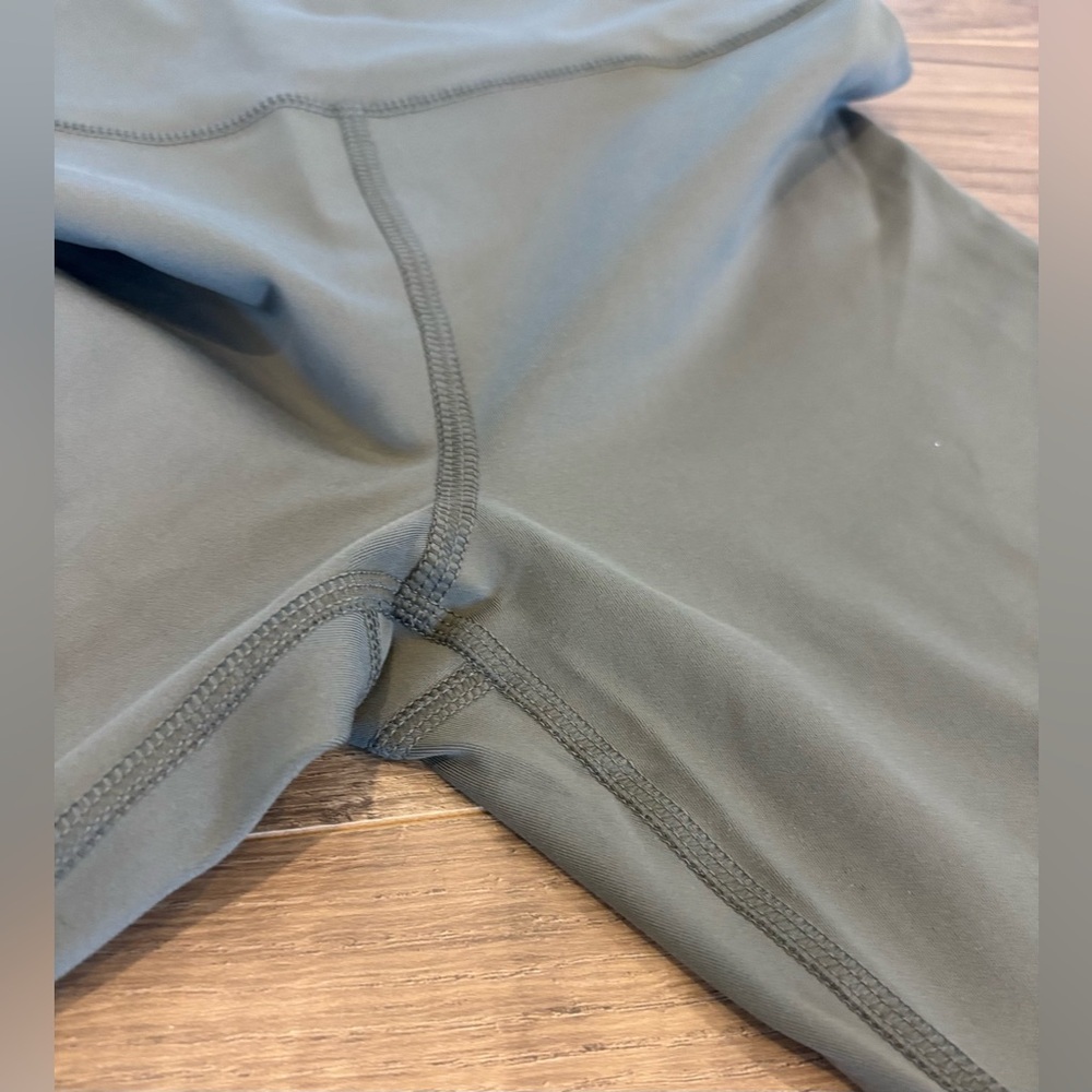 American Eagle Lightweight Everything Legging – Hiker Olive, Size Medium (NWT) - Picture 3 of 5